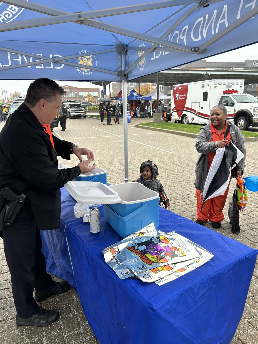 District 3 Officers participated in UH Ahuja Center for Women & Children’s Trunk or Treat event today. Many children came out and braved the rain and cold to attend this great event. @CLEpolice @foundatn_CLEpol @MidTownCleInc #weloveclevelandpolice