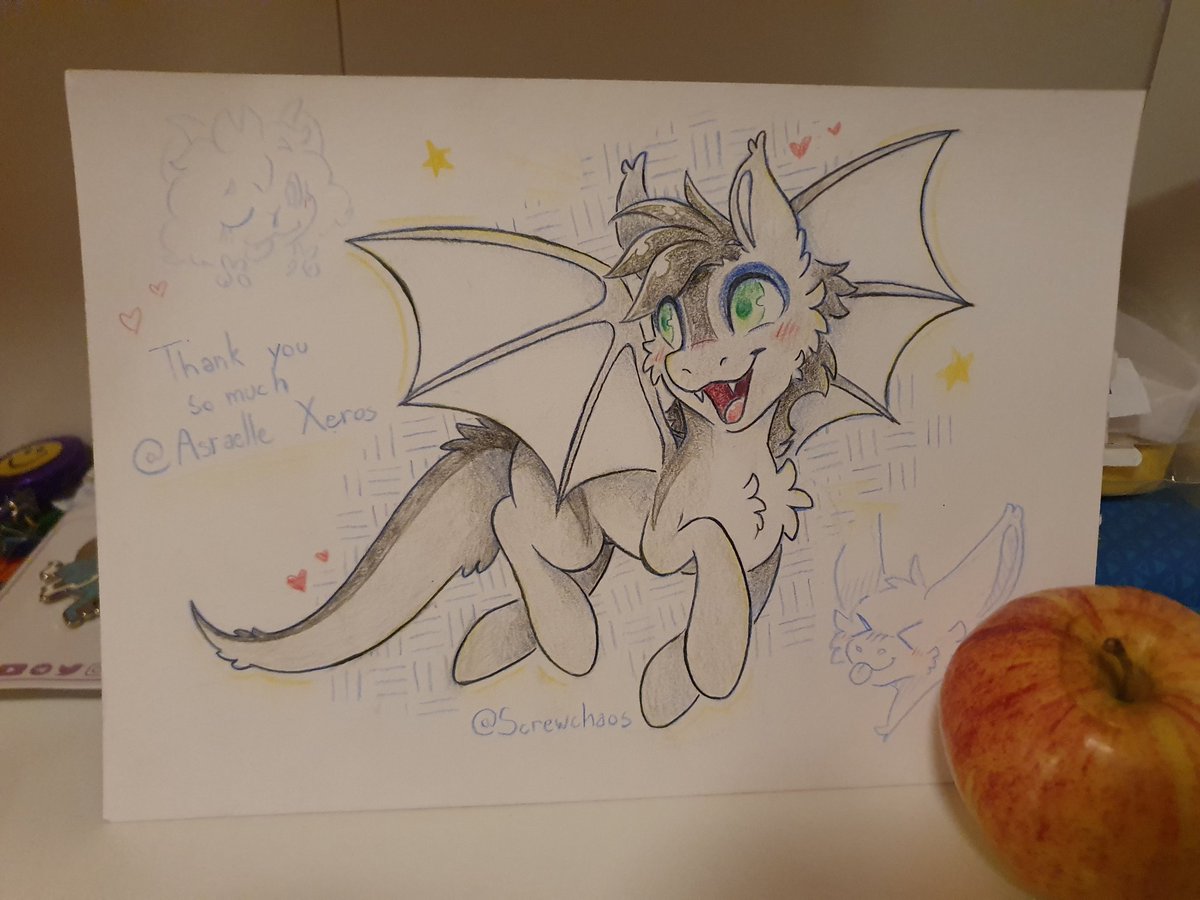 Toda i got this amazing commision from <a href="/screwchaos/">✨Magical sheep✨- Screwchaos | Vtuber FR/EN</a> 
I think i make a cute bat-pony. That apple looks way more deliscious then i rememberXD
Thanks a ton for this cute pic.