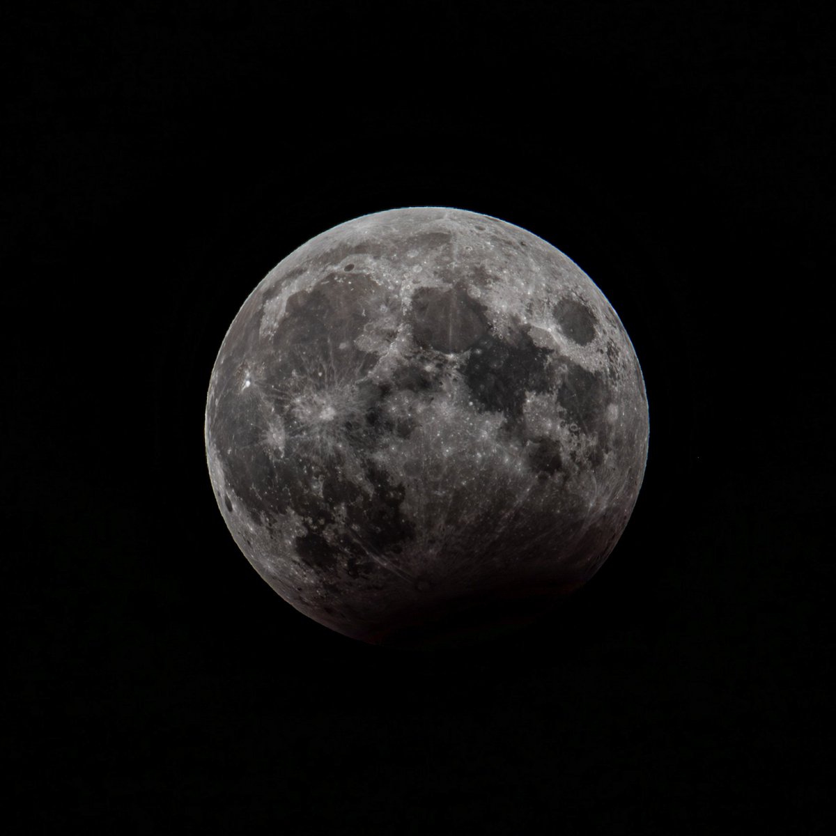 #moon #EclipseLunar #Eclipse2023 
Partial lunar eclipse over the skies of Europe tonight. Pic taken in Vienna, Austria, at 22:26 hrs CEST. I couldn't resist to go out and try to capture it, although just a small part of the moon went into the earth's shadow.