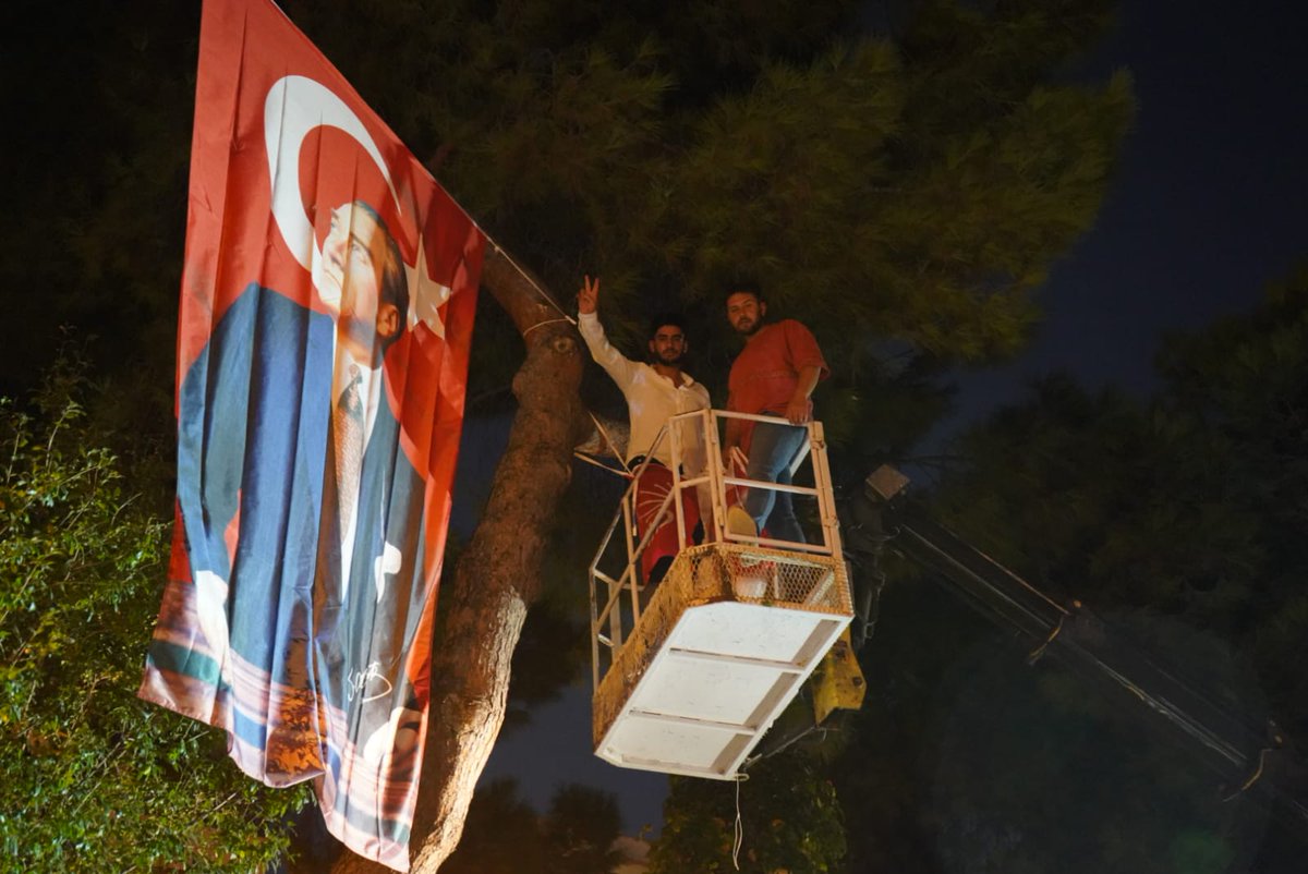 yenignclkpendik's tweet photo. 29 Ekim Cumhuriyet Bayramı için bayraklama çalışmalarımızı tamamladık. Cumhuriyetimizin 100. yılında astığımız bayrak ve pankartlar, dağıttığımız broşürler ile Pendik’i büyük bayramın kutlamalarına hazırladık.
#29ekimcumhuriyetbayramı #29ekim #cumhuriyet #chp #chppendik #pendik https://t.co/vCtVMf9UAz