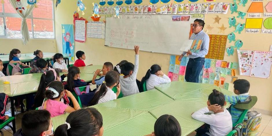 AnaLiliaHerrera's tweet photo. Conoce la historia de Luis Colín Huerta, quien ganó el #PremioABC 2022 de @Mexicanos1o por utilizar el juego para mejorar el aprendizaje.
¡Aplausos para mi paisano! 👏🏼👏🏼
Aquí su historia:
https://t.co/p5s177x4LK https://t.co/k6vVqUP0QG