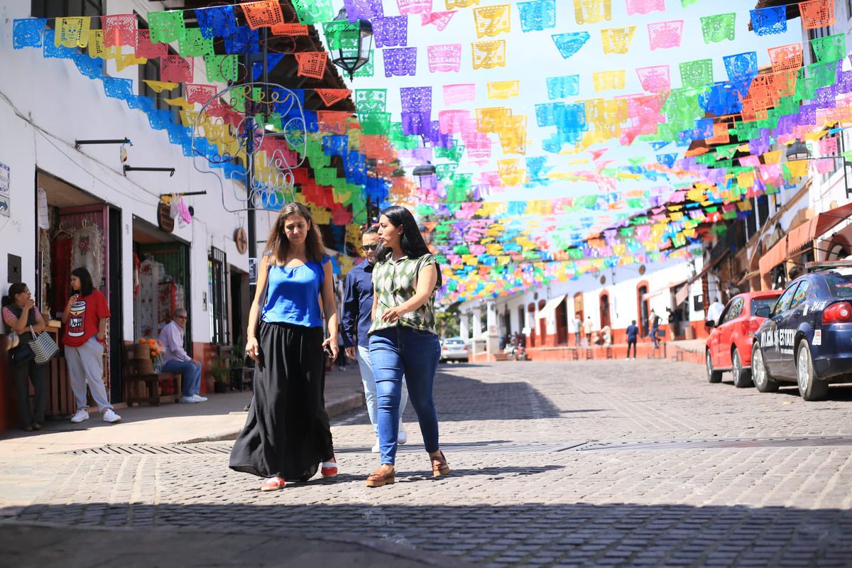 🦋 El día de hoy nuestra secretaria <a href="/NellyCarrascoIV/">Nelly Carrasco</a>, en compañía del Cónsul de Bulgaria visitó la Expo-venta de las artesanas y artesanos del Estado de México, además de dar un recorrido por las sedes del #FestivalDeLasAlmas 2023. 🏵️
#ElPoderDeServir
