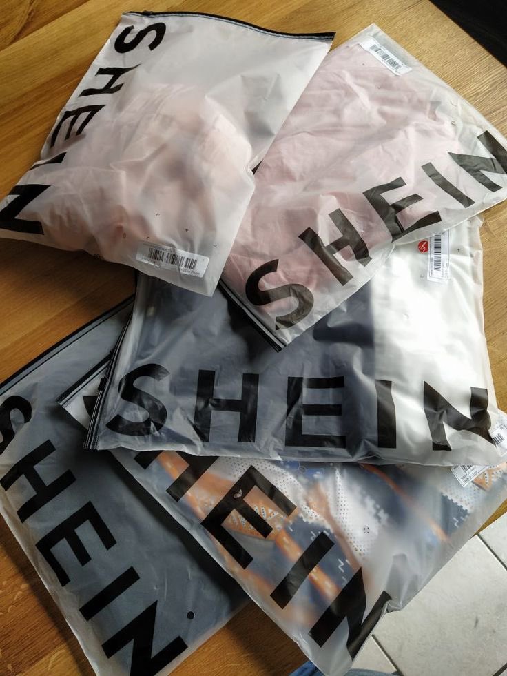 choquei's tweet photo. 🚨AGORA: Shein suspende entregas gratuitas em Israel e corta publicidade com influenciadores israelenses.

Além disso, a Shein bloqueou a venda de bandeiras de Israel no site e reduziu o preço de bandeiras da Palestina para aumentar vendas. https://t.co/20YVcYvWPX