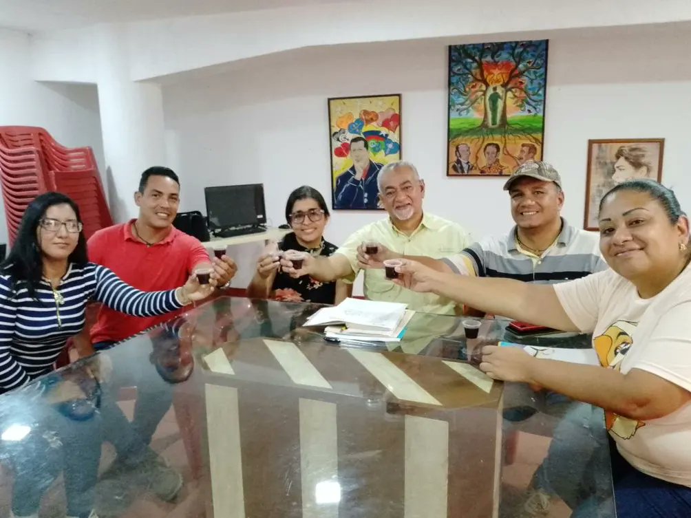 🚩Vicepresidencia de los Trabajadores del <a href="/PartidoPSUV/">PSUV</a> #Lechería realizó reunión con su Director Estadal del <a href="/psuvanz_ve/">🔴 PSUV ANZOÁTEGUI 🔴</a>, <a href="/FilibertoPSUV/">Filiberto Martinez</a>. “Los trabajadores estamos activos para participar en el Referéndum por el Esequibo el 3D” #AmorPorLaPatria <a href="/luismarcanos/">Luis Marcano</a> <a href="/RossGoyo/">Rossanna Goyo</a> <a href="/torrealbaf/">Francisco Torrealba</a>