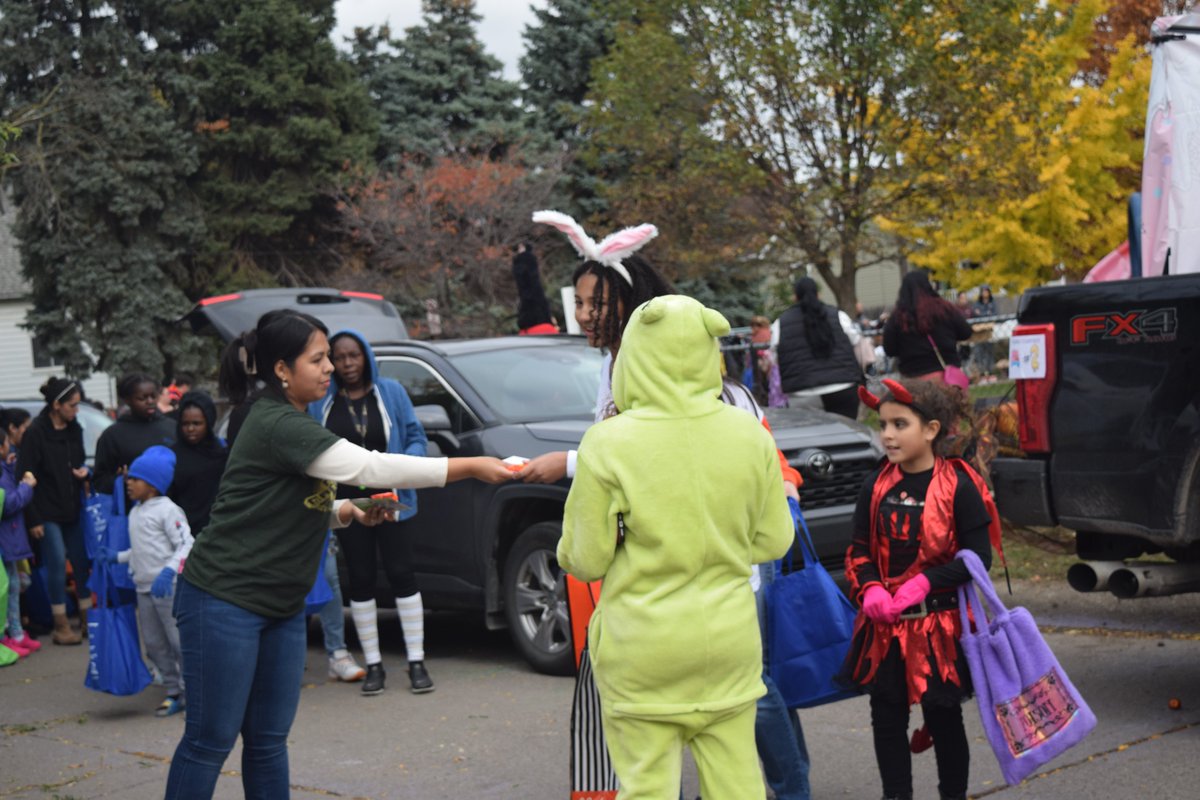Wolves were present at UNI's Trunk or Treat; thank you so much for the invitation. We had so much fun, especially with our alums showing and helping out. We can't wait till next year!!
#omgrobots #offseason #first #firstinspires #michigan #robotics #kinematicwolves #kinematic