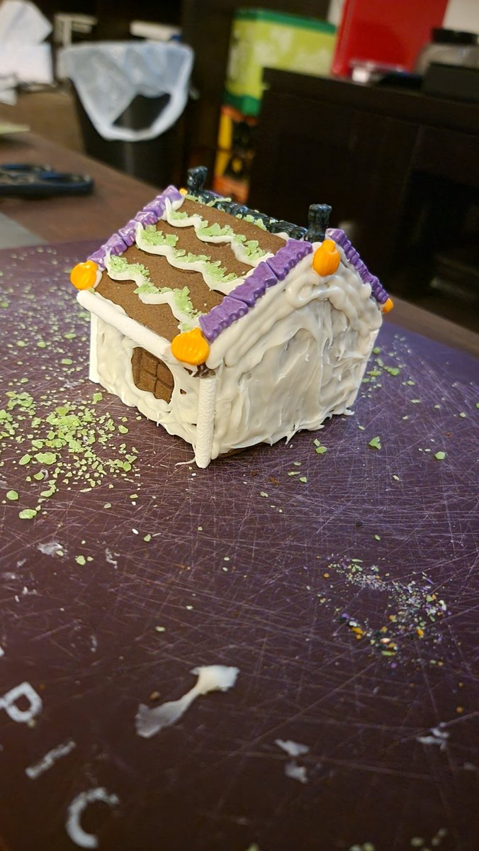 D8SYS's tweet photo. You never seen a better halloween cookie house https://t.co/nBwevHNo4K