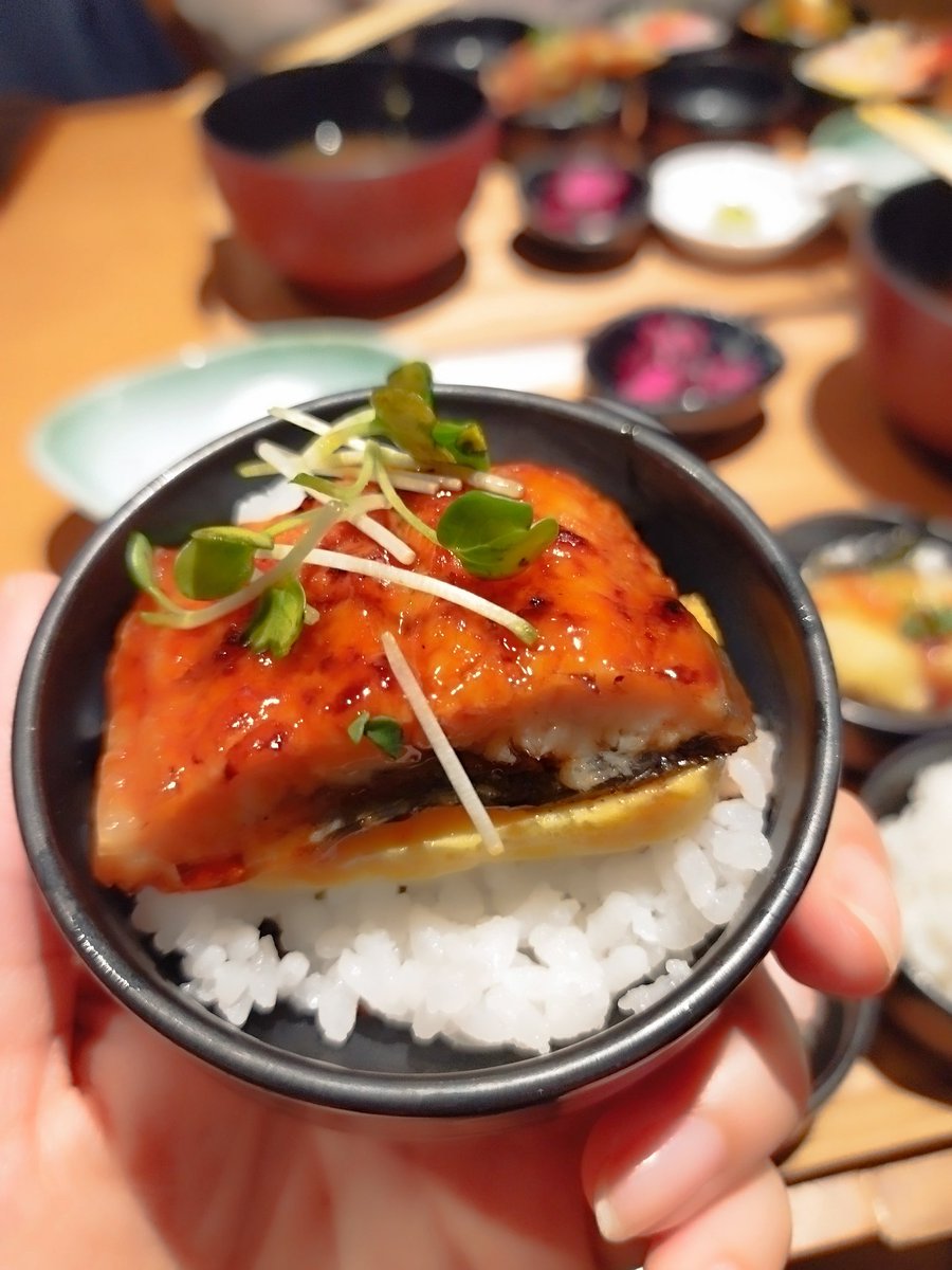 gurumeimouto's tweet photo. 渋谷『魚秀』

小鉢のミニミニ丼で映えー💕
色々食べたい人には最高よん

見た目こんなに食べれるの？ってなったけど、全然！ちっちゃいから男の子なら一口だわ😆
だし茶漬けもついてて
２度美味しいねん🫣💕サイコー https://t.co/8E4QOksLn2