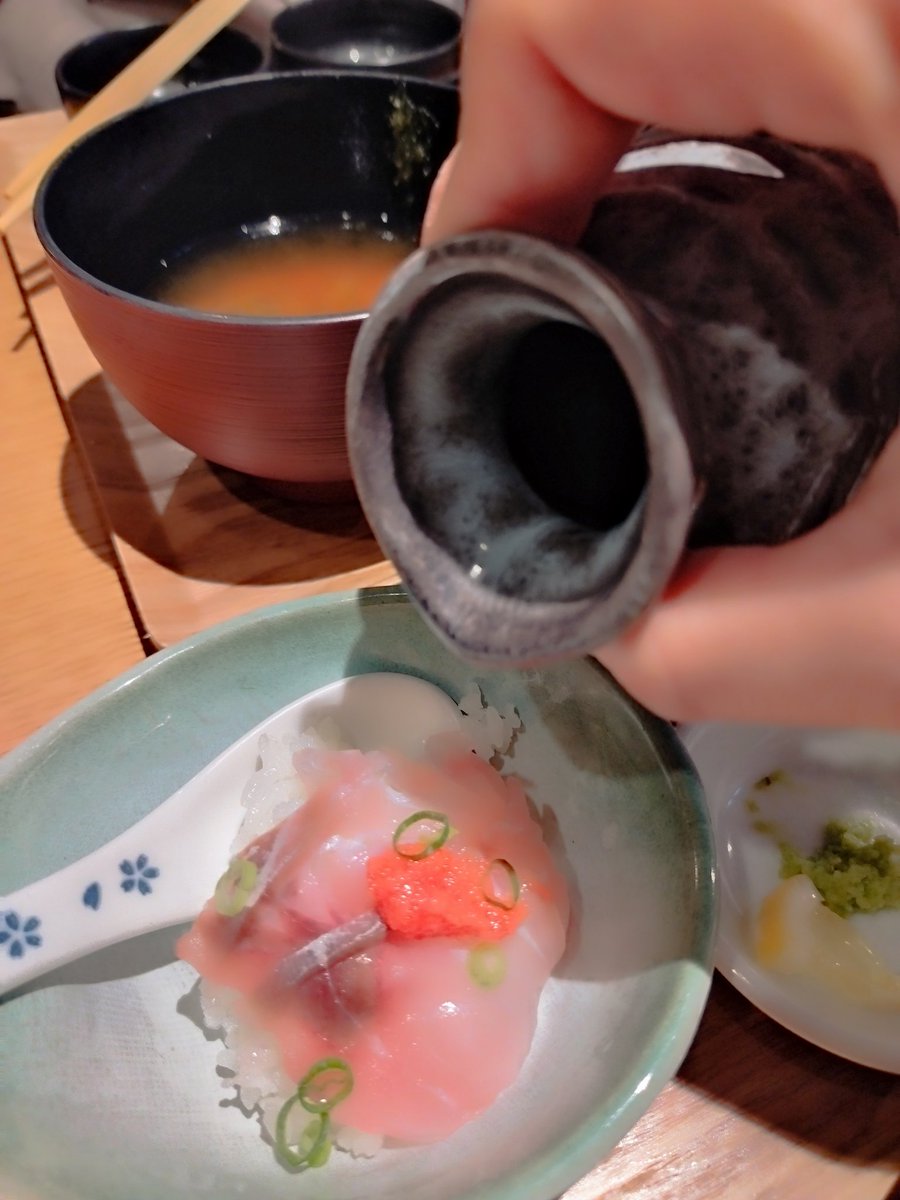 gurumeimouto's tweet photo. 渋谷『魚秀』

小鉢のミニミニ丼で映えー💕
色々食べたい人には最高よん

見た目こんなに食べれるの？ってなったけど、全然！ちっちゃいから男の子なら一口だわ😆
だし茶漬けもついてて
２度美味しいねん🫣💕サイコー https://t.co/8E4QOksLn2