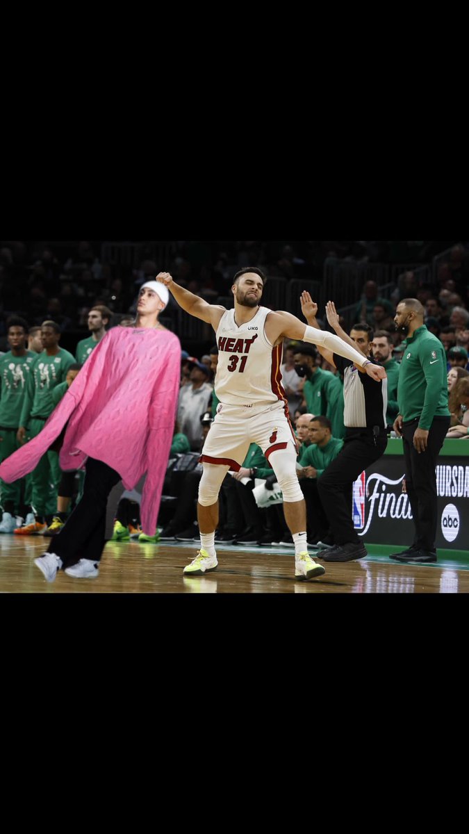 mc_madhatters's tweet photo. The MVP(s) of today are Kyle “Pink Sweater” Kuzma and Max “3 and no D” Strus. Thank you for your service gentlemen! https://t.co/Gt4vgJxHvq