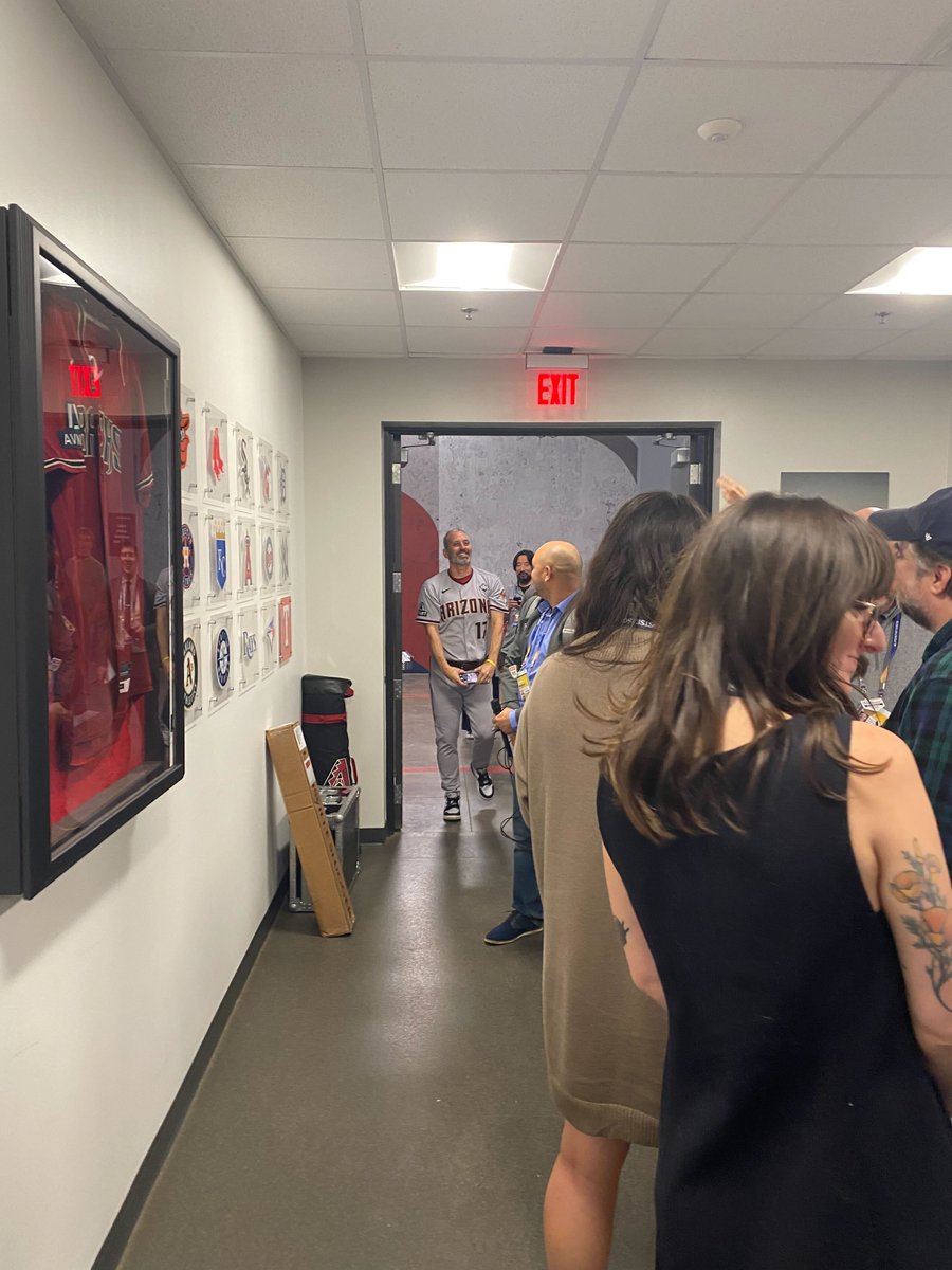 si_mlb's tweet image. Diamondbacks manager Torey Lovullo wanted to take a photo of the assembled media 📸 

(via @stephapstein)