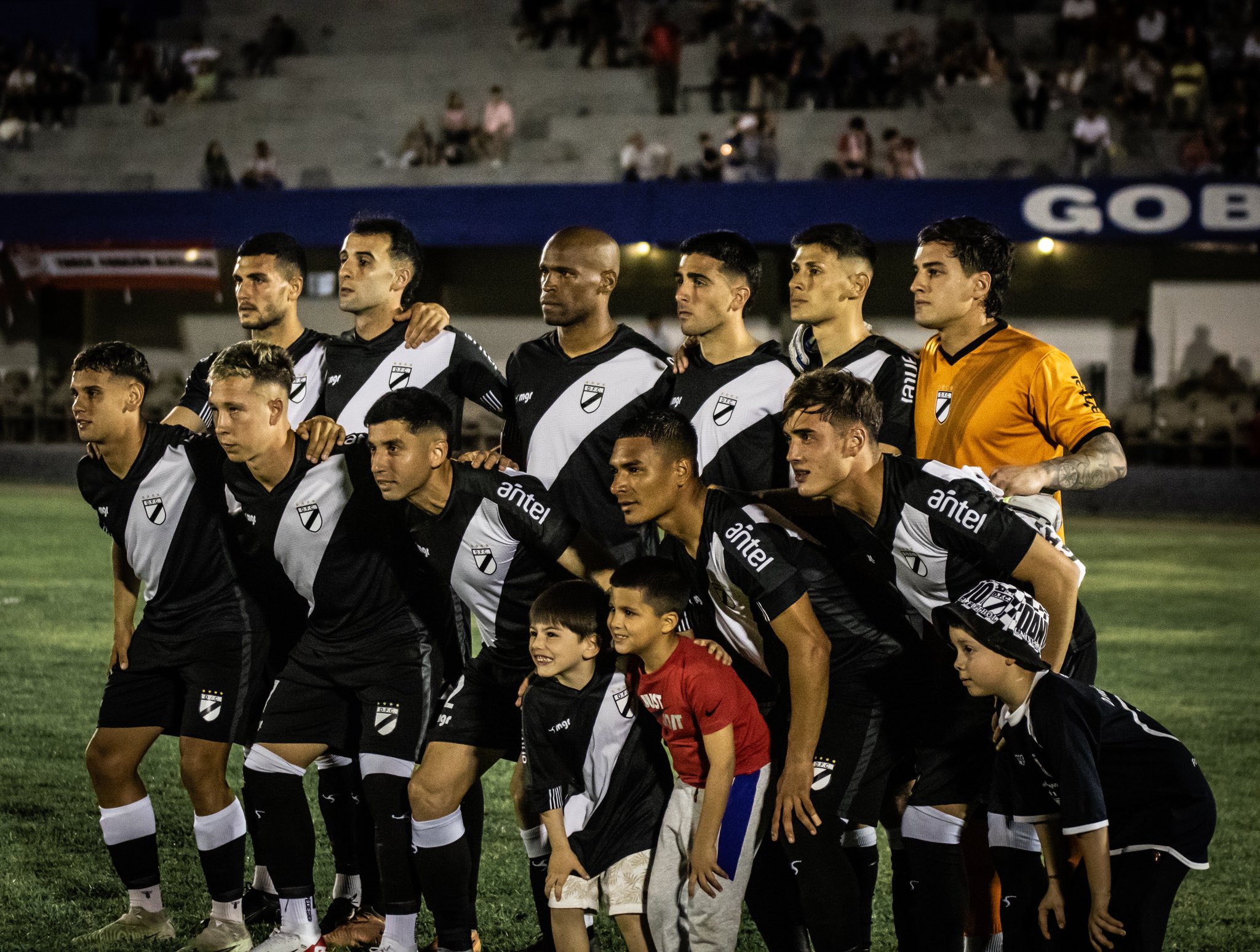 Hoy juega el Decano del Fútbol Uruguayo! 🇳🇱 En el Gran Parque Central  recibimos a Danubio. #VamosBolsoVamos