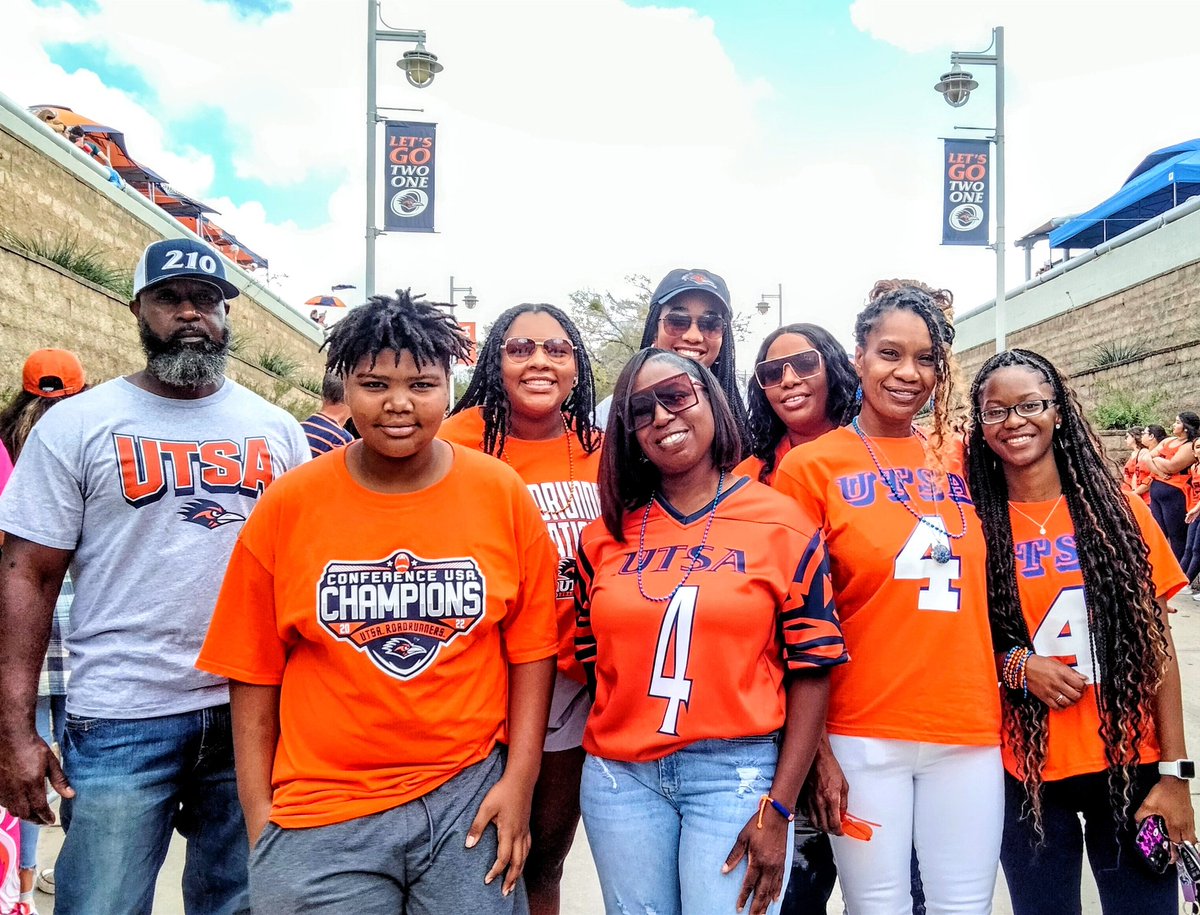 UTSA's tweet image. Final score: UTSA 41, ECU 27

Roadrunners from all our eras were at the Alamodome today to celebrate the victory. Homecoming is special – and we were so incredibly happy to have you here. 🥰

#UTSA #BirdsUp #LetsGo210 #NowAndForever
@UTSAFTBL @UTSASOSA