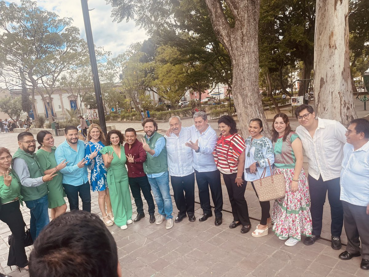 GermanSimancas's tweet photo. Agradezco las atenciones de mi gobernador @salomonj ,en el segundo informe legislativo de mi amiga diputada @SoyGabyPerezMx a quien le reconozco su labor en favor de oaxaca ! Enhorabuena. https://t.co/zABrwxeyg1