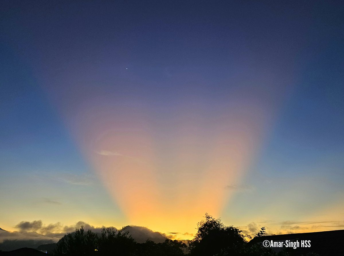 Another magnificent Sunburst Sunrise at 6.40am today. Second in two days. 
This time light streaming through one valley and bursting out like glorious outreaching arms.
#Ipoh #Perak #Malaysia #sunrise