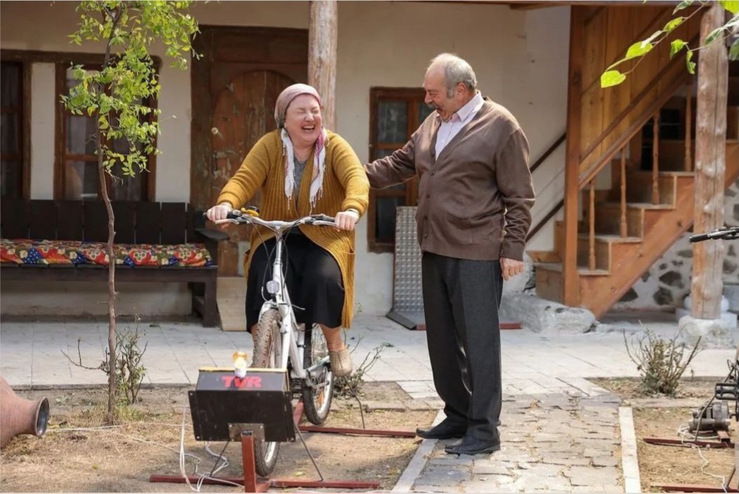 EvitaChris3's tweet photo. Estos dos son lo maximo!
No estaban enamorados cuando se casaron, pero poco a poco se amaron. La vida les dio mucho dolor, pero su amor los llevo hasta aqui. ❤️
#gönüldaği #döndümuammer #DönMu #DonMu #feyzaışık #alidüşenkalkar https://t.co/hU1l9RrgNh