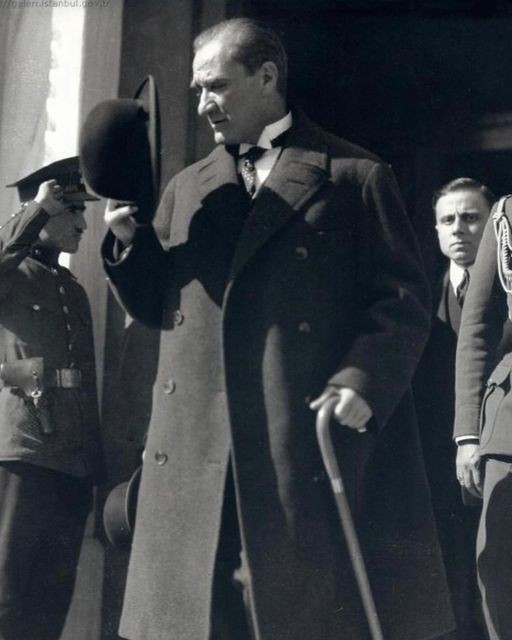 Ne senden geçeriz,
Ne de senin eserinden.
#Atatürkünİzinde100YIL