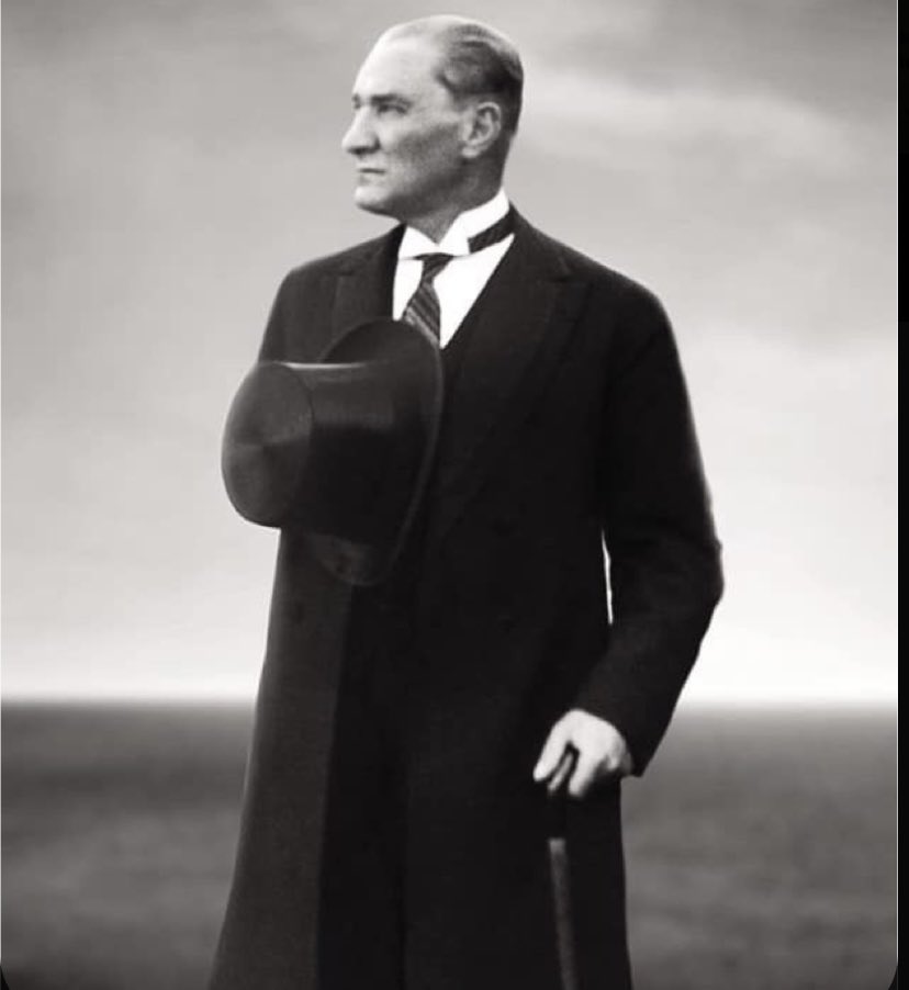 Bu duruş bağımsızlığın duruşu..
Bu duruş özgürlüğün duruşu..
Bu duruş medeniyetin duruşu..
Bu duruş Cumhuriyet'in duruşu...

Açtığın yolda, gösterdiğin hedefe hiç durmadan..
Cumhuriyetimizin 100. yılı kutlu olsun..