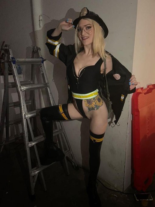 Fire Chief Skylar here, ready for shit to get hot!! 🔥  Happy Halloween weekend! https://t.co/Vov3JJF