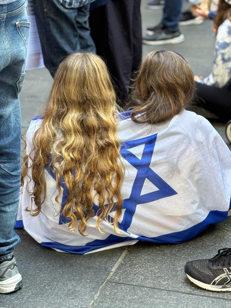 jeremyleibler's tweet image. Happening now in Martin Place in Sydney - praying for the release of hostages.