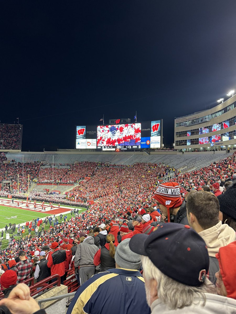 Cesar_Chris's tweet photo. #AreaRED #OnWisconsin https://t.co/RFjtuG5Ios