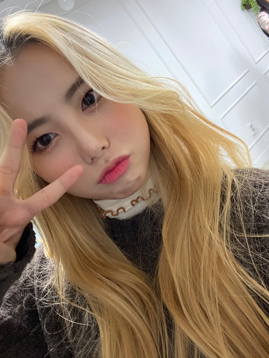 Llegue a la #𝒸o𝚜m𝐢c·𓊆𖤓𓊇·𝐩ār𝕥𝚢 con mi mejor outfit lista para gritar a todo pulmón #𝐠𝕠𝚐𖦹᭄𝐛ë𝚋ǝ en esta #𝔴i𝕟𝐭er𖤣𖥧𝓈𝕖a𝚜𝕠n que me tiene muy emocionada, les mando mis mejores vibras para este día 

gır𝖑𝘆 ࣪ 𔘓  gır𝖑ㅤཉ #Dayaxa