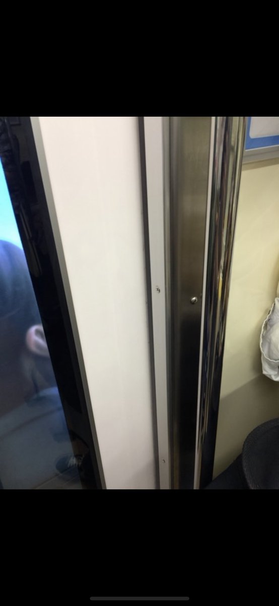 nitaitimon's tweet photo. @mii19940705mii 私も同じ体験が都内の電車でもありましたよ。女性の後ろ姿が電車の窓に映りました。走っている電車の外側に映っています。恐らくは浮遊霊か地縛霊です。 https://t.co/8ui0N9VPqj
