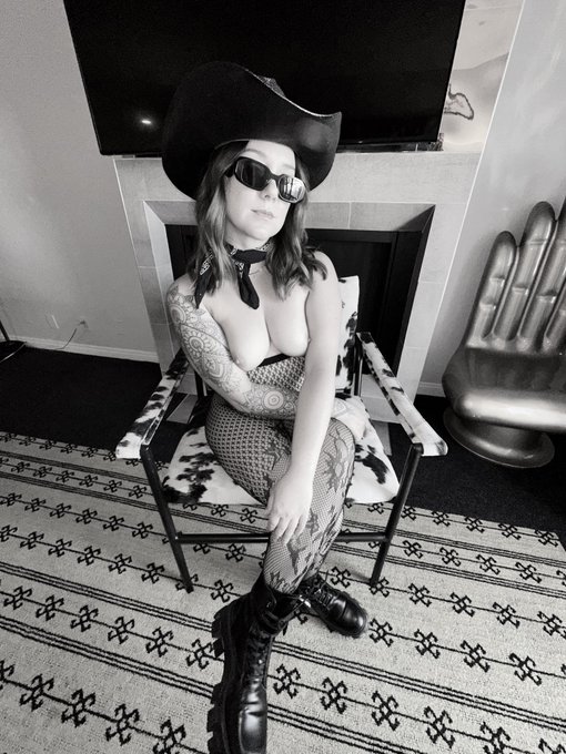 Should I go out like this tonight? 🤠 https://t.co/wLYZBr8rcH