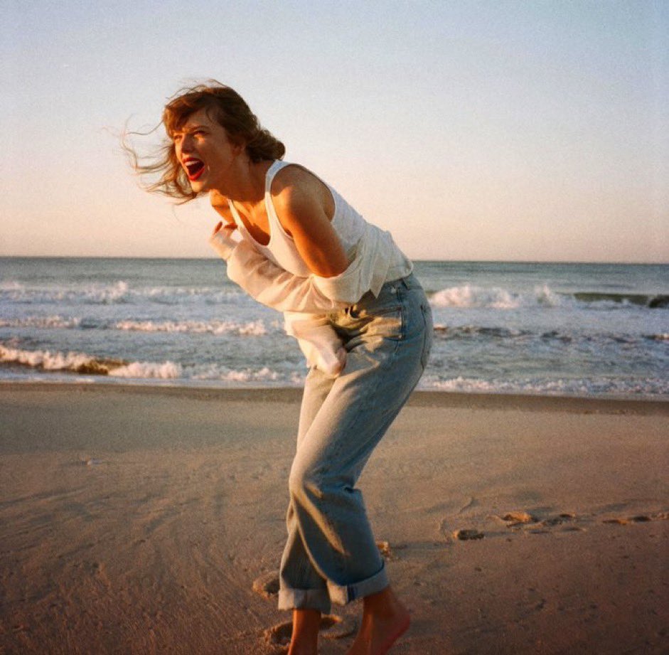 Taylor Swift officially breaks her own record for biggest streaming day for any artist in Spotify history, with 260 million listens across her catalog on October 27. 

First artist to cross 250 million. No other artist has reached 200 million.