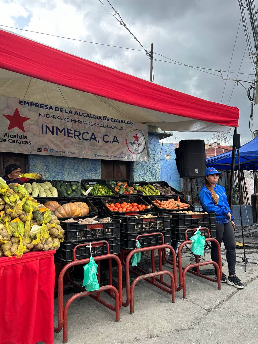 Los mercados a cielo abierto favorecen a las comunidades de Caracas con excelentes productos y buenos precios, y luego de esta excelente feria en El Valle nos desplegamos junto a nuestra Vicepresidenta <a href="/delcyrodriguezv/">Delcy Rodríguez</a> para interactuar con los habitantes de El Topito.

#28Oct