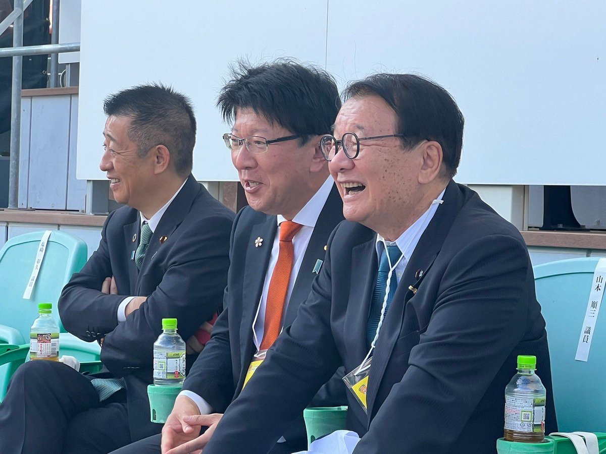 junzo_yamamoto's tweet photo. ねんりんピック愛顔のえひめ総合開会式にて。
彬子女王殿下のご臨席を仰ぎ、全国から一万人の若くはないけど元気なシニアの方々が参加しての総合開会式が盛大に挙行されました。三人の国会議員は何を見て笑っているのかな？恐らく中村知事が挨拶の中で今注目のじゃこ天に言及したからか。 https://t.co/pCtuDlLRmA