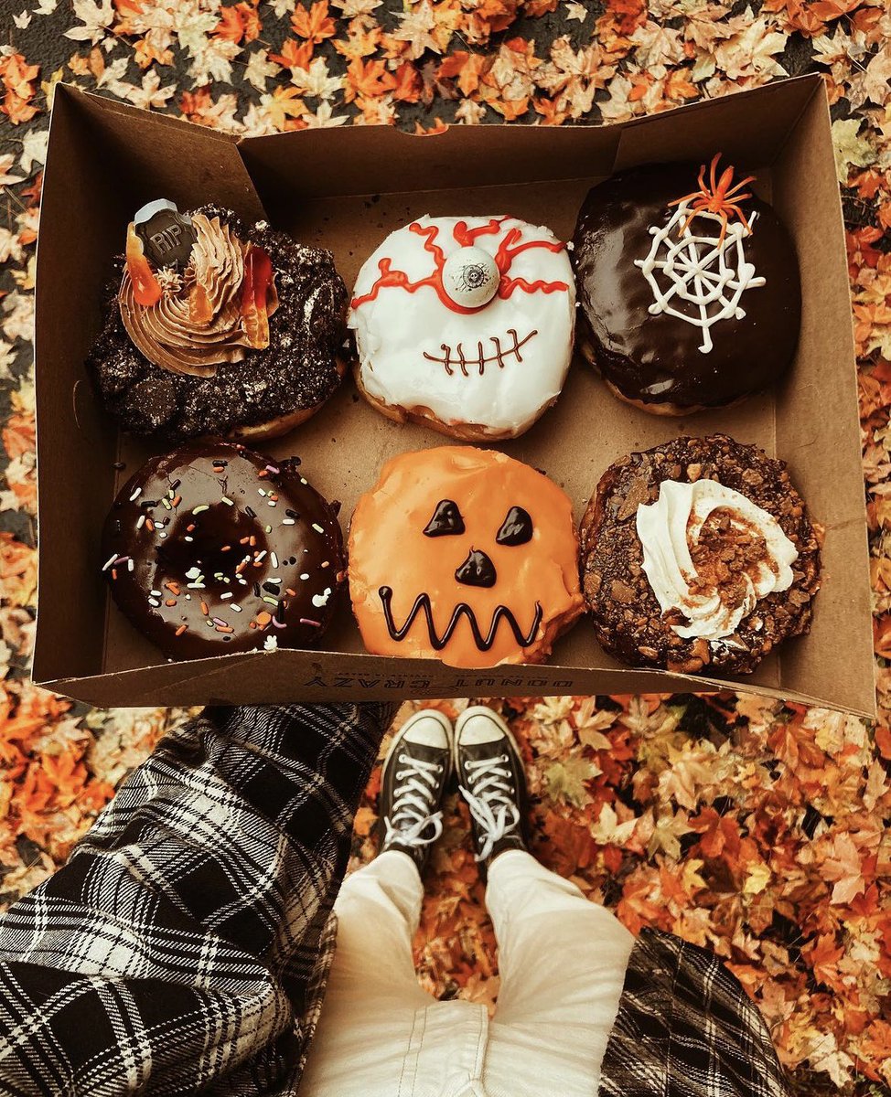 It’s #Halloweekend 🎃🦇 which means it’s time for Halloween donuts! Which one would you eat first? 👻🍂🍩