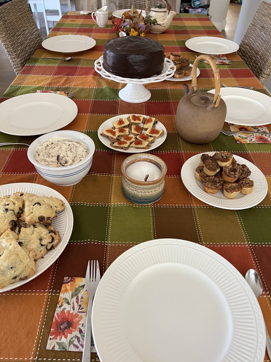 jen_l_espinoza's tweet photo. Goddaughter was in town, so she came to #tea with her mother, sister, cousins. Her sister made the delicious cornbread topped with figs from her tree. #gardengrewpeas #fallteaparty https://t.co/3CpU4Rk5mN