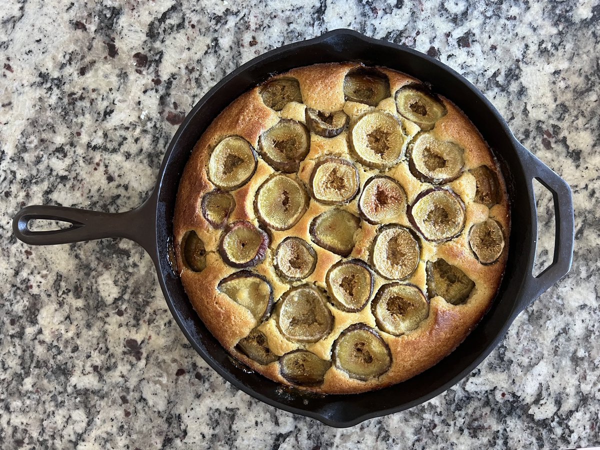 jen_l_espinoza's tweet photo. Goddaughter was in town, so she came to #tea with her mother, sister, cousins. Her sister made the delicious cornbread topped with figs from her tree. #gardengrewpeas #fallteaparty https://t.co/3CpU4Rk5mN