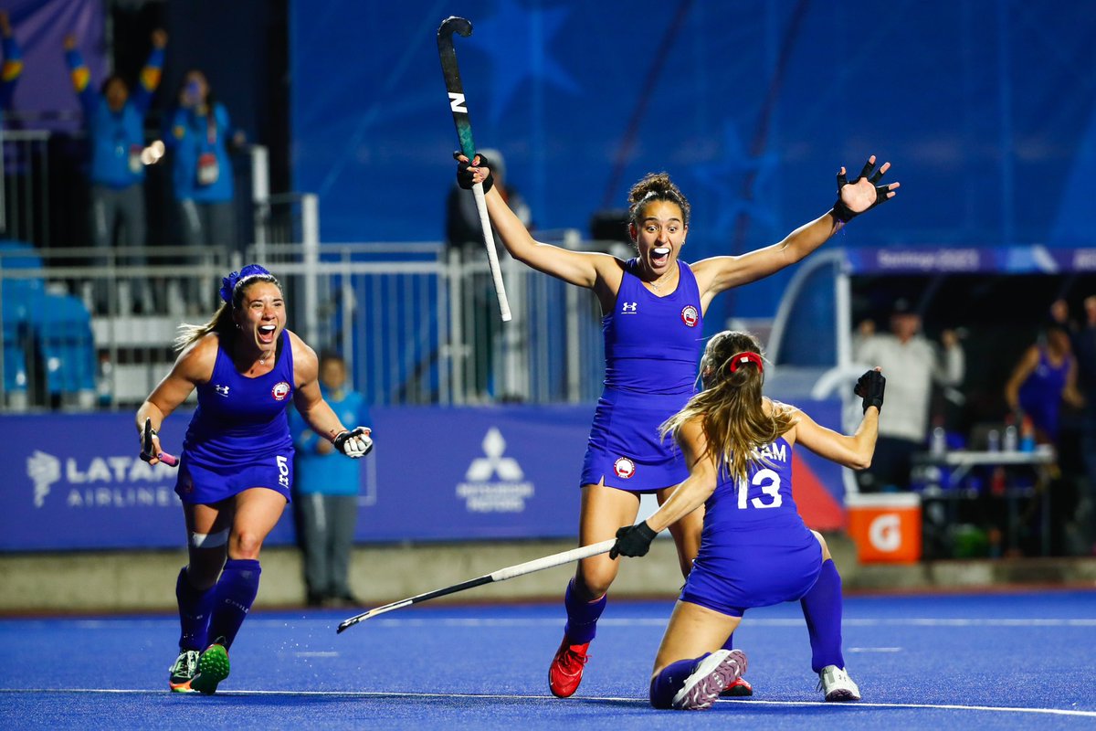 TeamChile_COCH's tweet image. ¡FIRMES LAS DIABLAS! 💪🏻💪🏻

El Team Chile 🇨🇱 de Hockey Césped 🏑 venció a Canadá 🇨🇦 (2-0) y aseguró su paso a la ronda de los cuatro mejores en Santiago 2023.

Las “Diablas” sacaron adelante un duro partido ante un rival directo y se ilusionan en la lucha de las medallas 🎖️.

El…