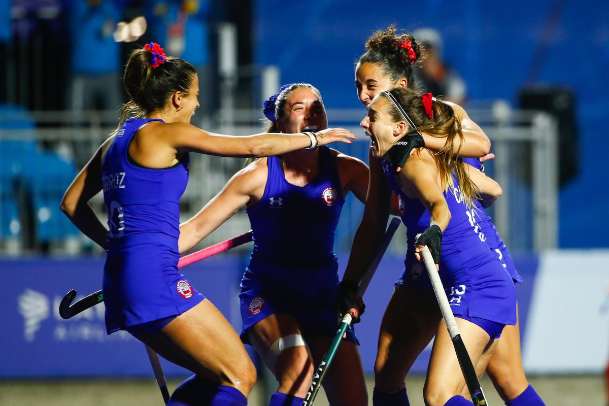 TeamChile_COCH's tweet image. ¡FIRMES LAS DIABLAS! 💪🏻💪🏻

El Team Chile 🇨🇱 de Hockey Césped 🏑 venció a Canadá 🇨🇦 (2-0) y aseguró su paso a la ronda de los cuatro mejores en Santiago 2023.

Las “Diablas” sacaron adelante un duro partido ante un rival directo y se ilusionan en la lucha de las medallas 🎖️.

El…
