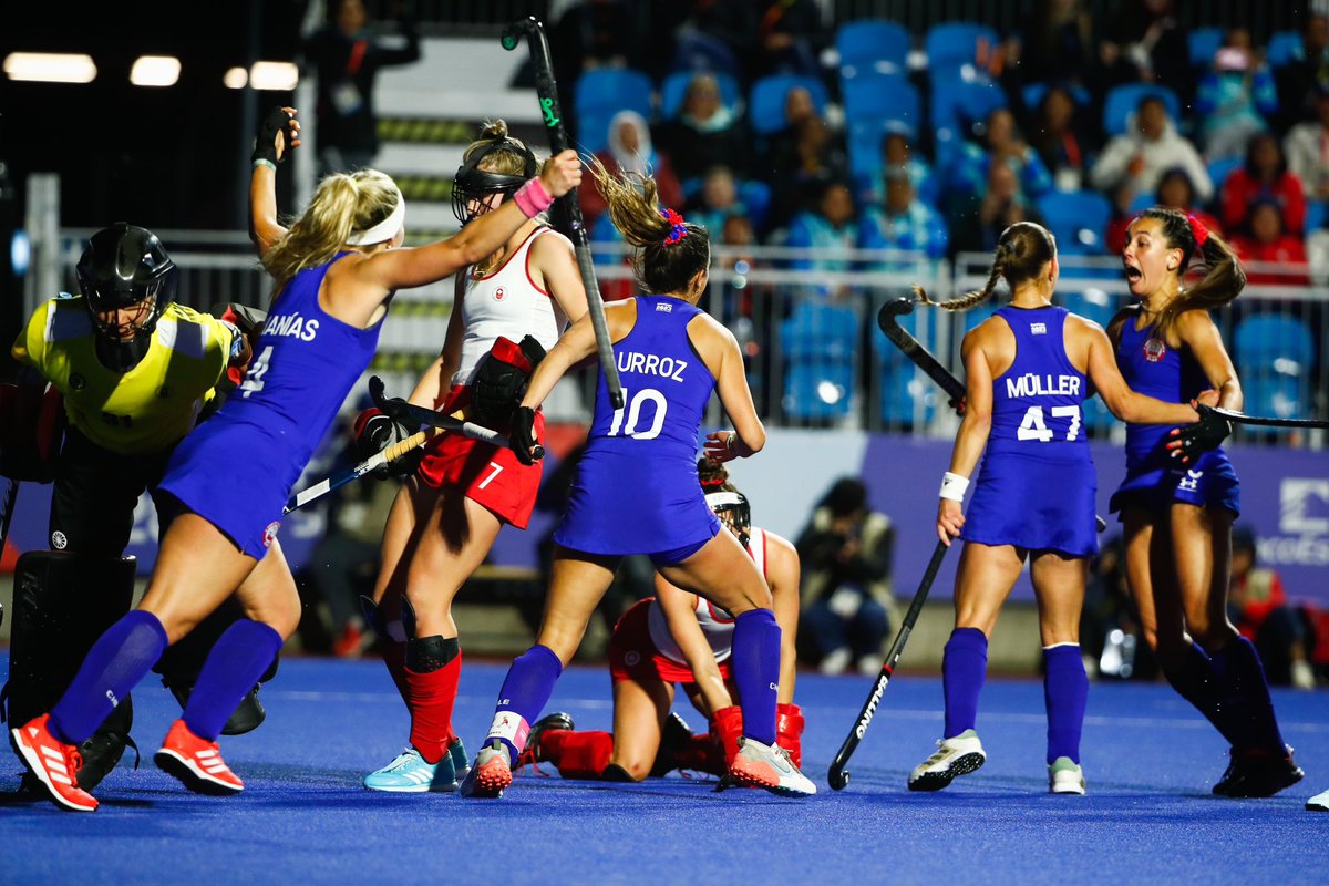TeamChile_COCH's tweet image. ¡FIRMES LAS DIABLAS! 💪🏻💪🏻

El Team Chile 🇨🇱 de Hockey Césped 🏑 venció a Canadá 🇨🇦 (2-0) y aseguró su paso a la ronda de los cuatro mejores en Santiago 2023.

Las “Diablas” sacaron adelante un duro partido ante un rival directo y se ilusionan en la lucha de las medallas 🎖️.

El…
