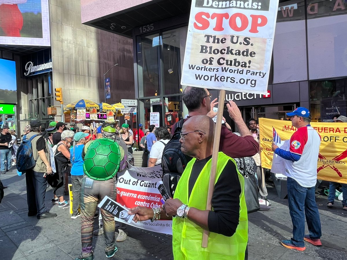 carantosan's tweet photo. Today, in Times Square, #NewYork, people demanded the lifting of the blockade and the removal of #Cuba from the #SSOT list. #NoMoreBlockade #CubaIsNotAlone https://t.co/6ptYCC8K68