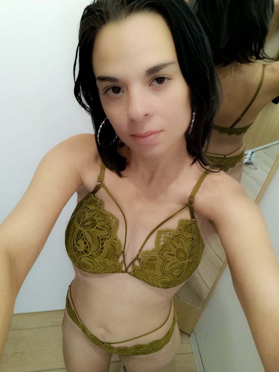 AngelinaAz35418's tweet photo. DM moi ici 👉https://t.co/OBFF1g8HUV si tu veux voir ce que j'ai en dessous de mon habille🔥 https://t.co/rnttH3qPLZ