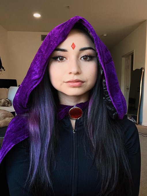 Raven wants to unzip for you 😈 https://t.co/GcM6wULUnr