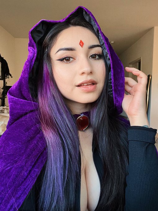 Raven wants to unzip for you 😈 https://t.co/GcM6wULUnr