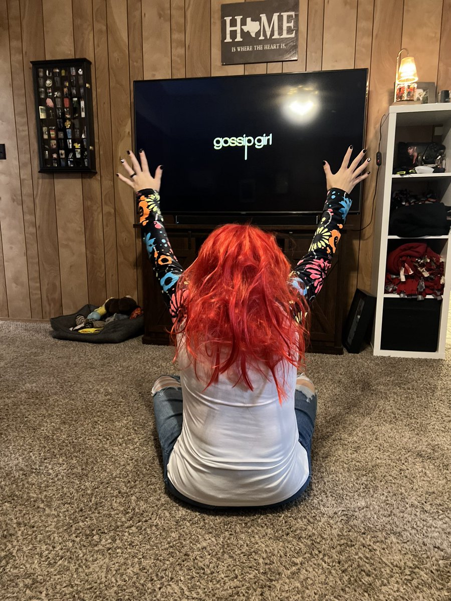 hheyheatherrr's tweet image. I gave all the boys in school… a blow jay. @mpgisofficial #MPGIS 
Happy Halloween!! 🎃