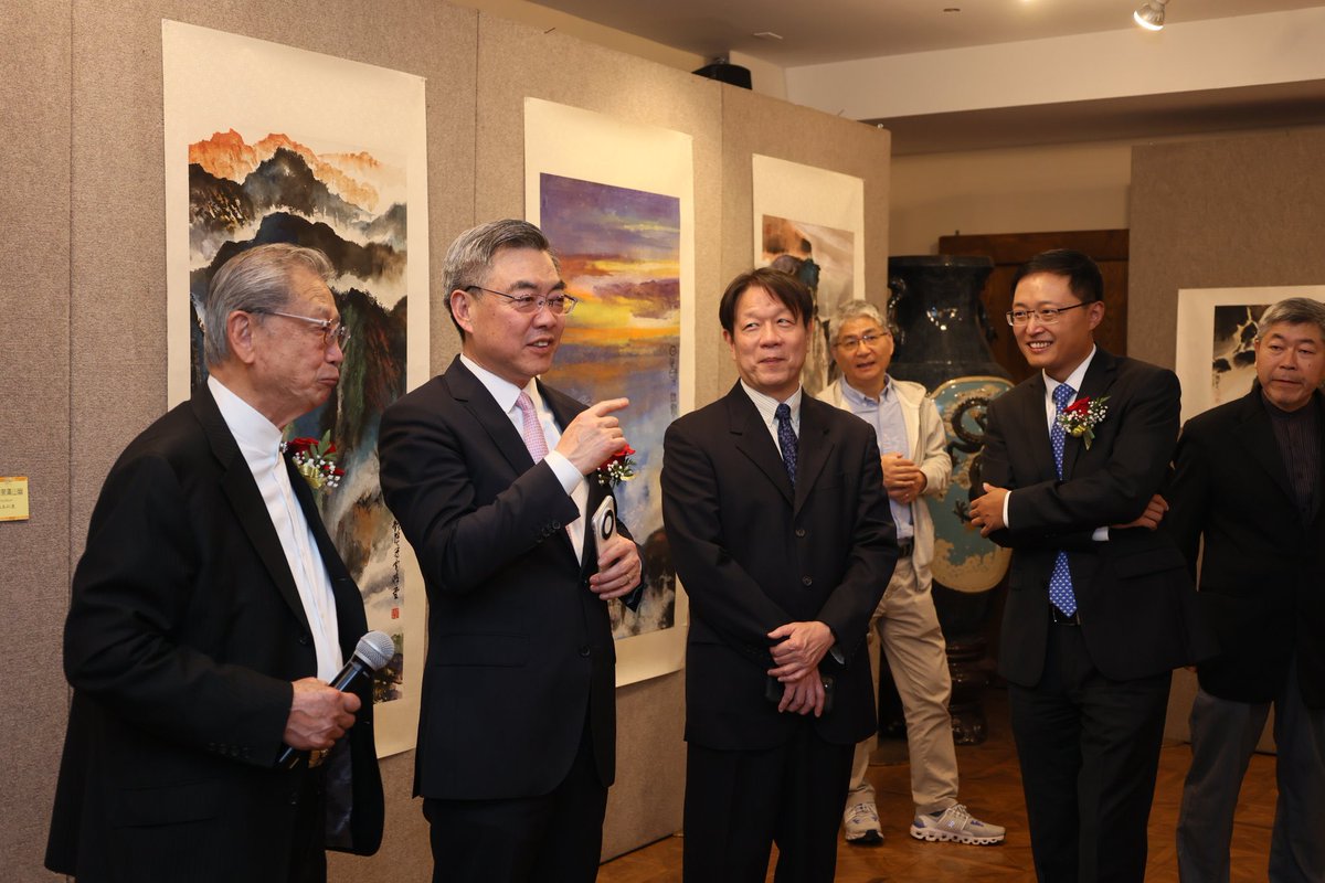 ChinaCG_NYC's tweet photo. On Oct 27,@CGHuangPingNY attend Mr. Gu Xianxian's 古铣贤 colored ink painting exhibition opening ceremony hosted by #WorldJournal. The amazing artworks display a fusion of Chinese and western culture, combining traditional and contemporary temper. https://t.co/QJIRYez3Lt