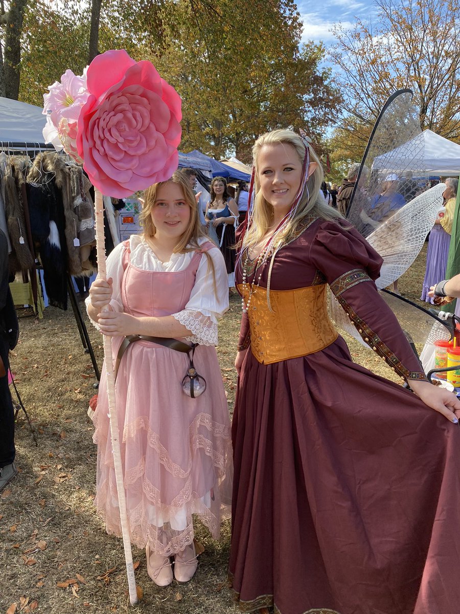 TheBadCatReads's tweet photo. Had fun at the Renaissance Festival today! 🧚🏼‍♀️ https://t.co/viPF6yVuj3