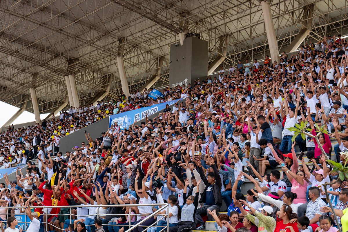 DEECO_Guayas's tweet image. Volvieron las escuelas de fútbol⚽️ La prefecta @marcelaguinaga junto al  viceprefecto @CarlosGSerranoB  inauguraron con  una gran fiesta deportiva las escuelas de fútbol que estarán en los 25 cantones del #Guayas💙
@PrefGuayas
#ElPoderDeLaPalabra