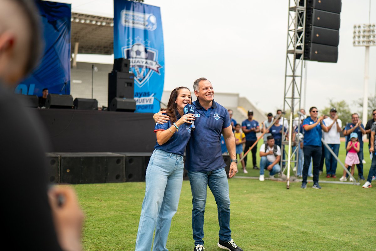 DEECO_Guayas's tweet image. Volvieron las escuelas de fútbol⚽️ La prefecta @marcelaguinaga junto al  viceprefecto @CarlosGSerranoB  inauguraron con  una gran fiesta deportiva las escuelas de fútbol que estarán en los 25 cantones del #Guayas💙
@PrefGuayas
#ElPoderDeLaPalabra