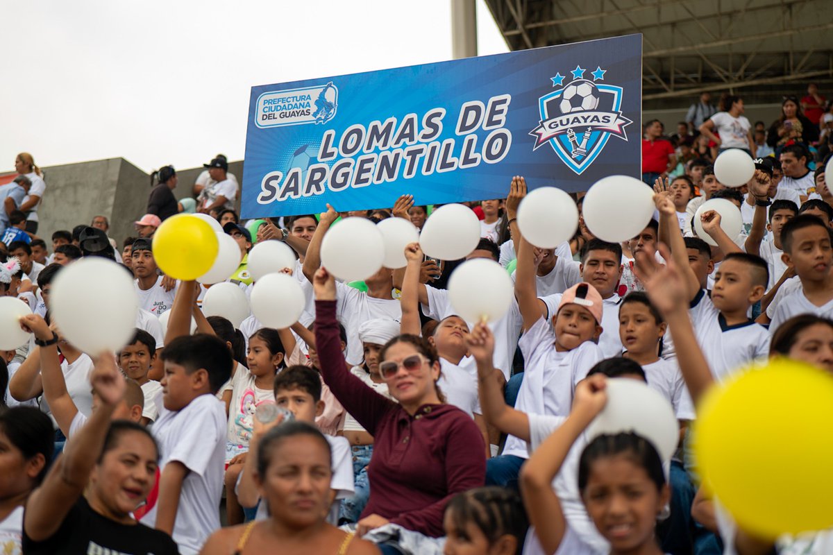 DEECO_Guayas's tweet image. Volvieron las escuelas de fútbol⚽️ La prefecta @marcelaguinaga junto al  viceprefecto @CarlosGSerranoB  inauguraron con  una gran fiesta deportiva las escuelas de fútbol que estarán en los 25 cantones del #Guayas💙
@PrefGuayas
#ElPoderDeLaPalabra