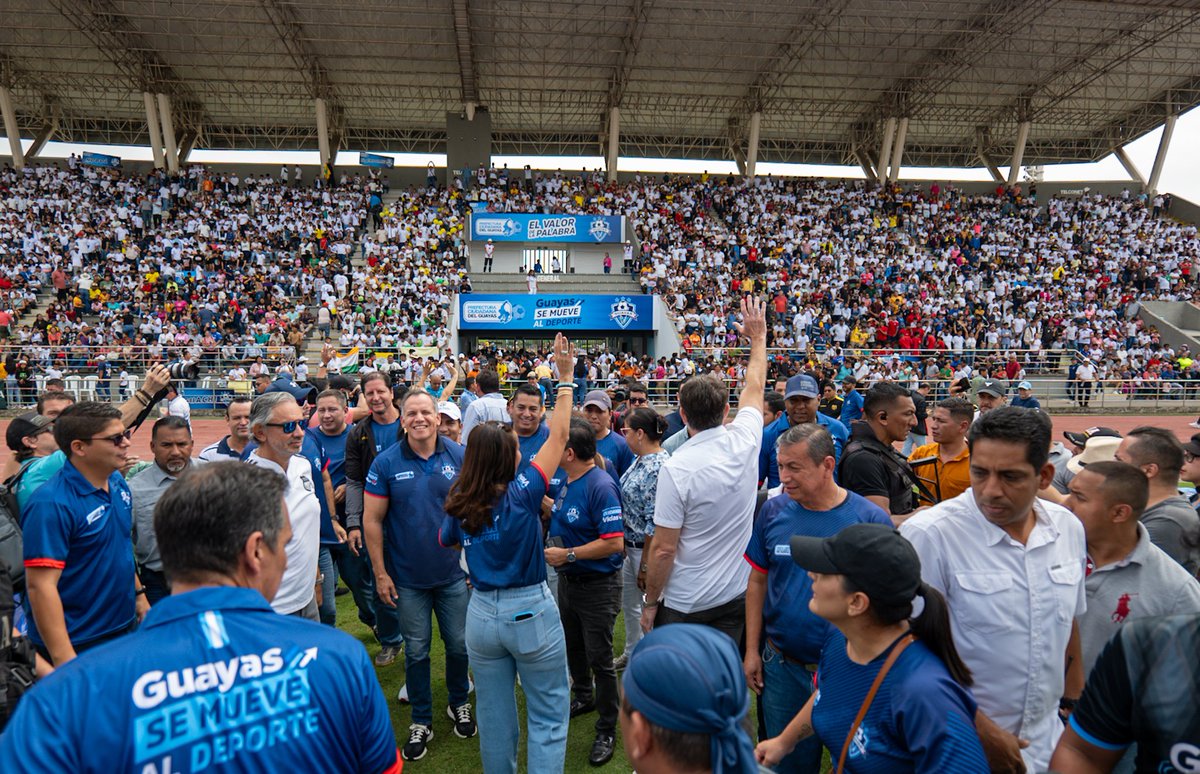 DEECO_Guayas's tweet image. Volvieron las escuelas de fútbol⚽️ La prefecta @marcelaguinaga junto al  viceprefecto @CarlosGSerranoB  inauguraron con  una gran fiesta deportiva las escuelas de fútbol que estarán en los 25 cantones del #Guayas💙
@PrefGuayas
#ElPoderDeLaPalabra