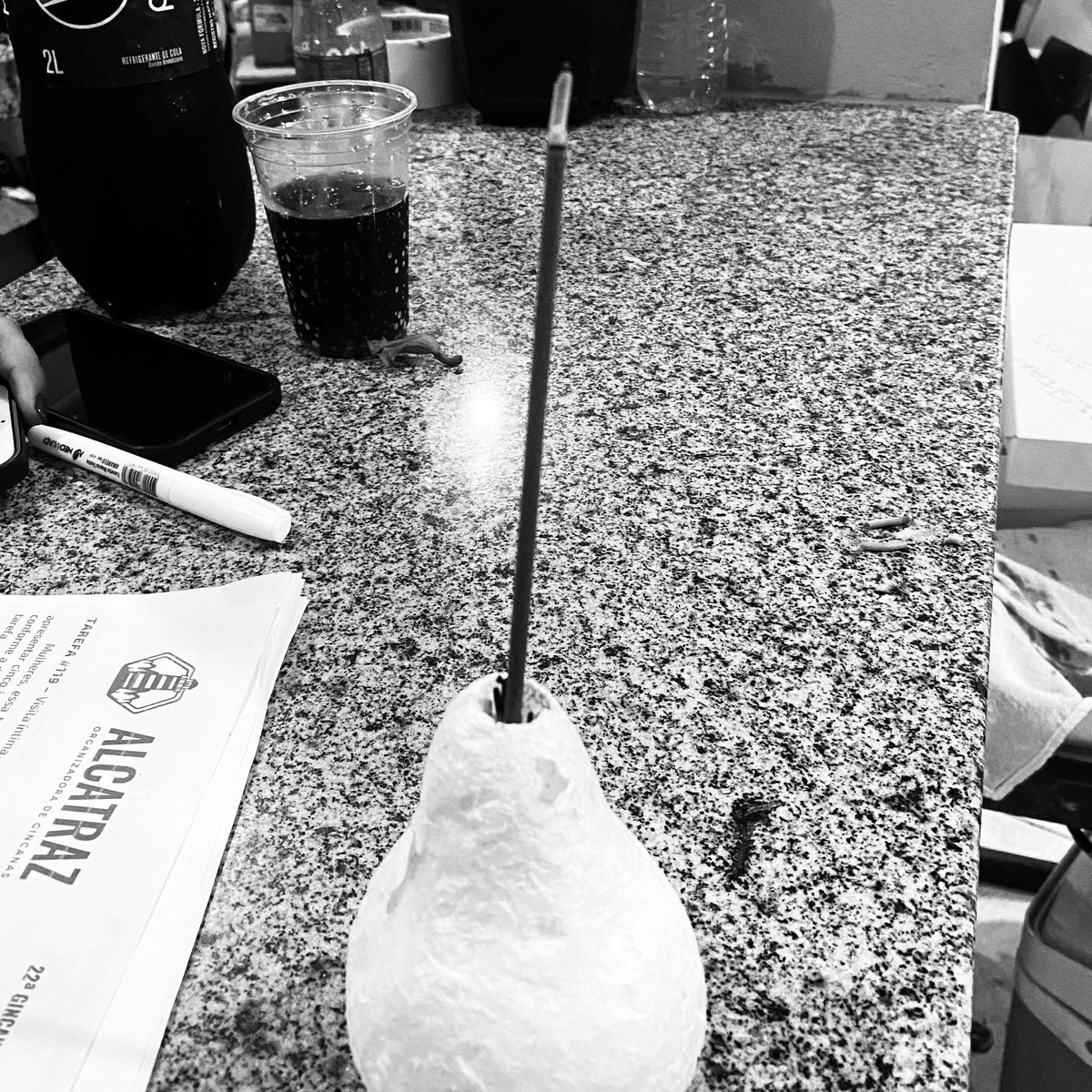 🚨AGORA: Jovens internautas acendem incenso em seus respectivos setores de gincana, segundo elas a ideia era “afastar más energias”👀.