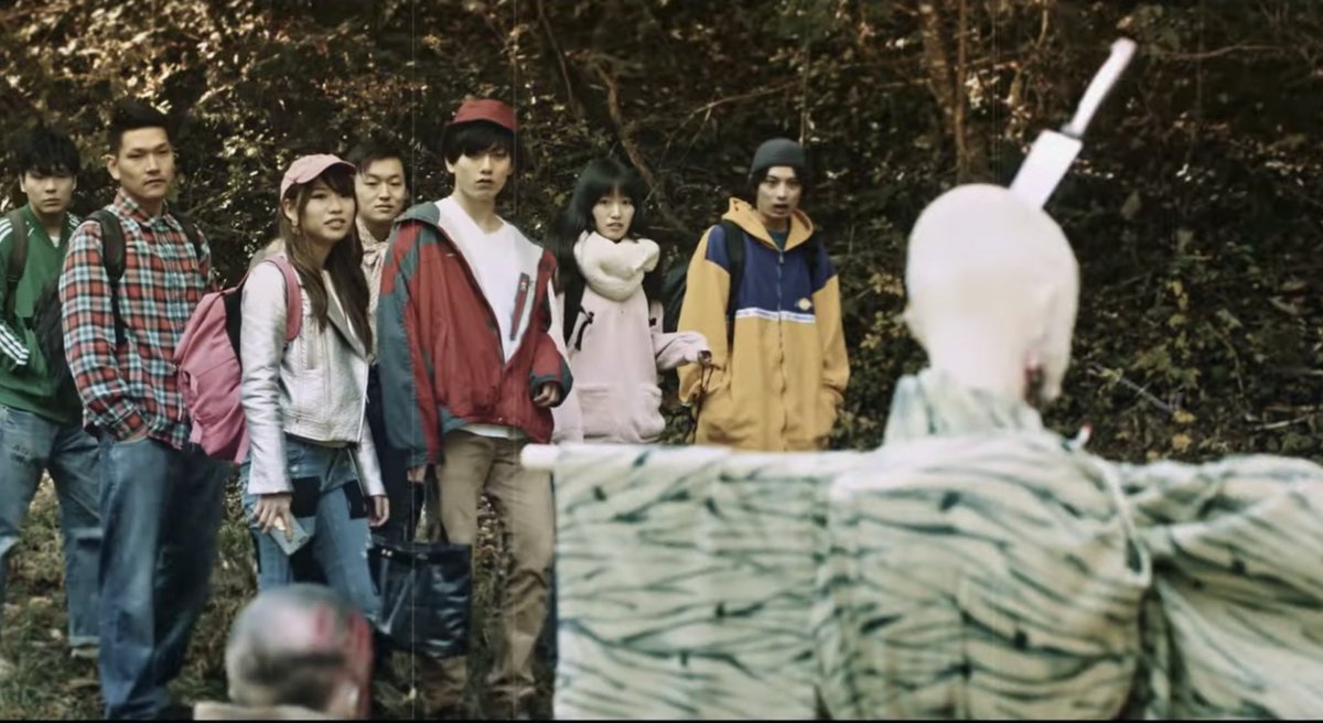 YUI3MOV's tweet photo. #未体験ゾーンの映画たち

『これ、村の決まりやから』

夜の街でキャンプに行こうと盛り上がるパリピと陰キャで構成された若者集団。
道中、携帯も繋がらない山の中で車がパンクし、助けを求めて彷徨い歩くと『包丁が頭に刺さった案山子』のある奇妙な村『龍切村』へと辿り着く。
異様な雰囲気の中で丁寧なおもてなしを受ける一行だが、やがて想像を絶する惨劇が幕を開ける……

イカれた村に迷い込んでしまった若者集団の受難劇。
サブスクに降臨するなり、ホラー映画界隈を中心に一世を風靡したテンションアゲアゲ『村怖い系』ホラー（？）の秀作。
古典『悪魔のいけにえ』的な定石に留まらない、完全に振り切った『手のひら返し』が大変見事です。
こんなに粋な作品が一般映画界隈に十分浸透していないのはマジで勿体無いです。

作品自体も６６分と短く、少々のネタバレも勿体無いため書ける事が少ないのですが、フィルマークスでのカテゴリ分類がなぜ『アクション』なのか？など是非注目して見ていただきたいなと。

邦ホラーは苦手って方でも大丈夫🙆‍♀️
ちょっと怖いかもしれませんが、笑えてエモい一本ですよ🫶
観た後、きっとまた『あいつら』に会いたくなる。

『お前らみたいな古い風習に取り憑かれた老害どもは、●ね』