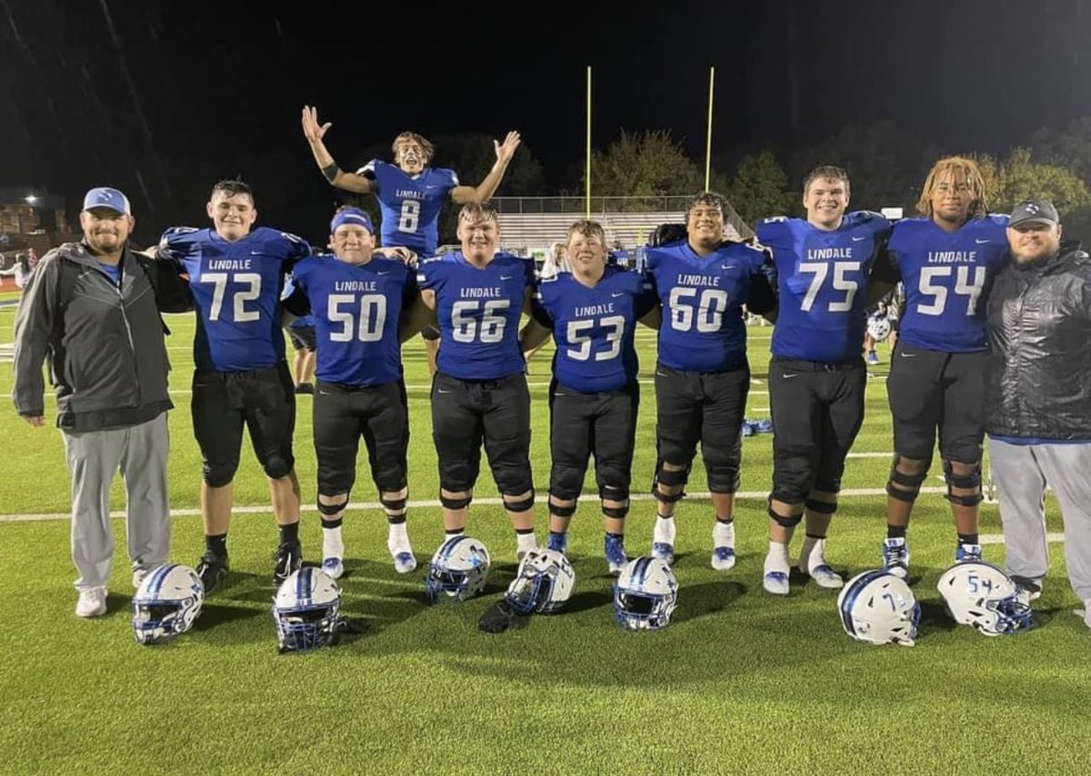 _AprilGriffin's tweet image. One of my favorite pictures so far this season! The Lindale Eagles’ offensive line, position coaches, and their quarterback, a force to be reckoned with! Unity on and off the field. 💙🦅💙🦅💙🦅 #Relentless #FrontlineProtectors #OffensivePower #FridayNightLights #texasfootball